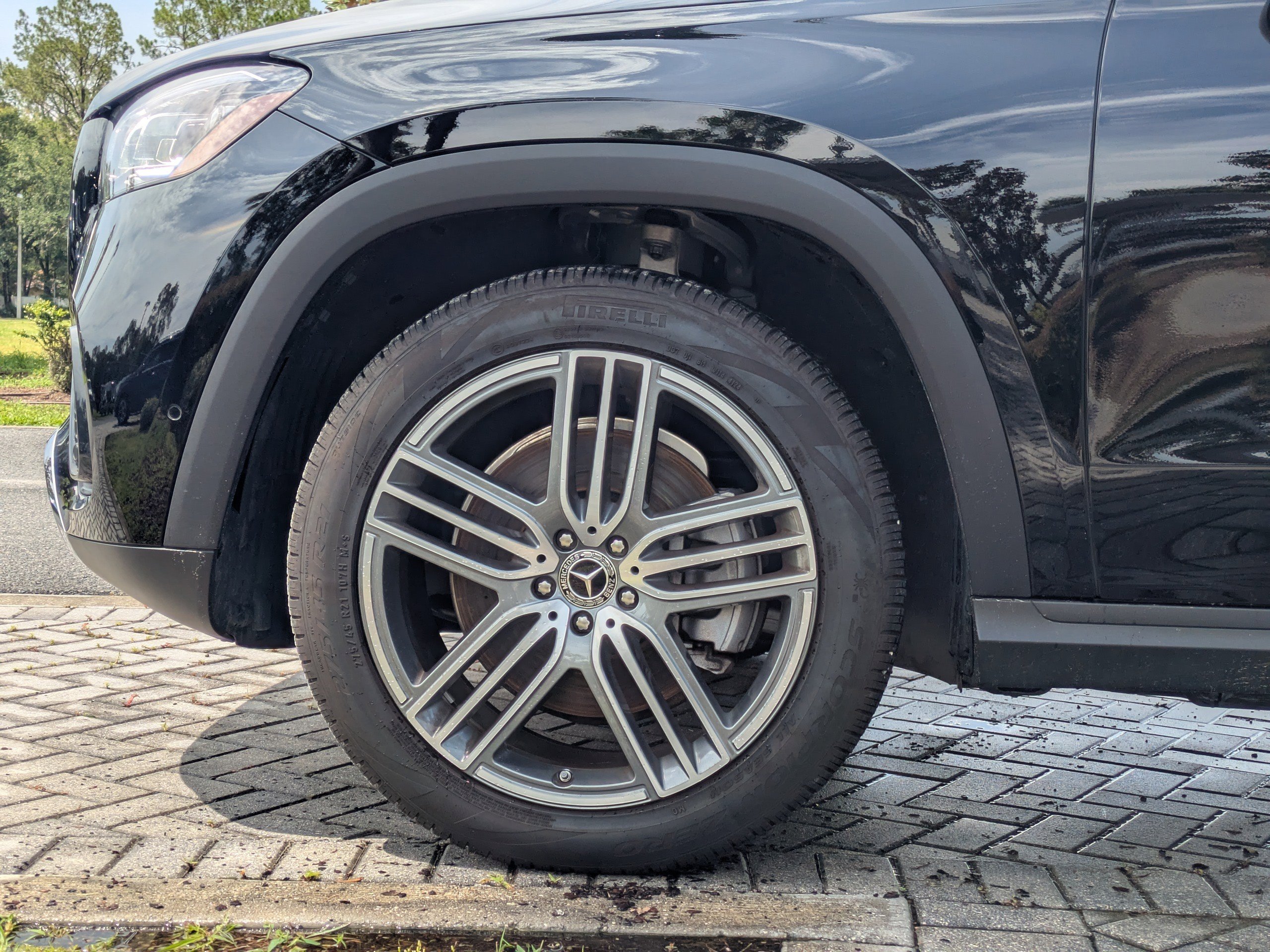 2025 Mercedes Benz GLS 450 4MATIC photo 2