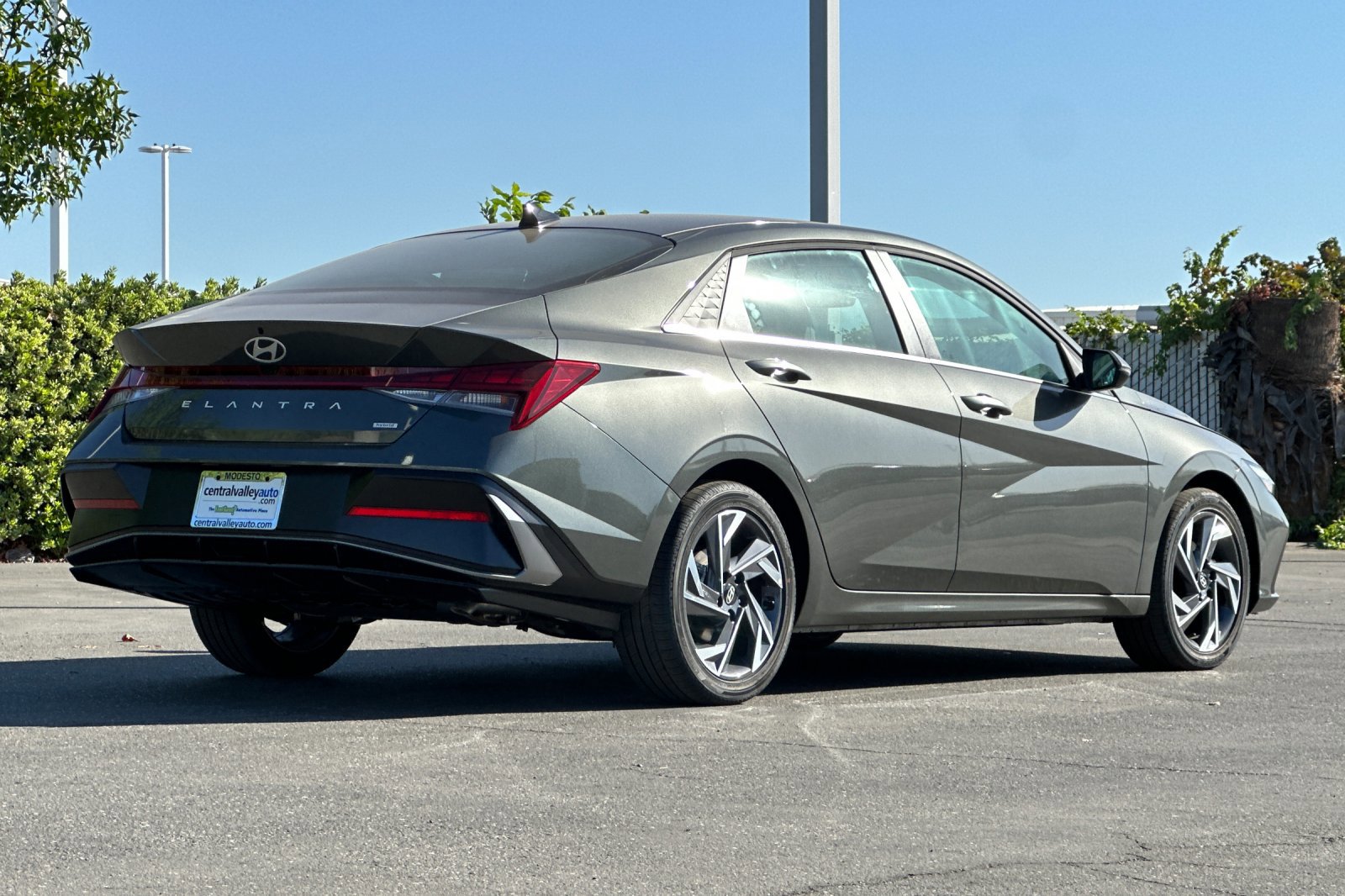 2025 Hyundai Elantra Hybrid Limited photo 4