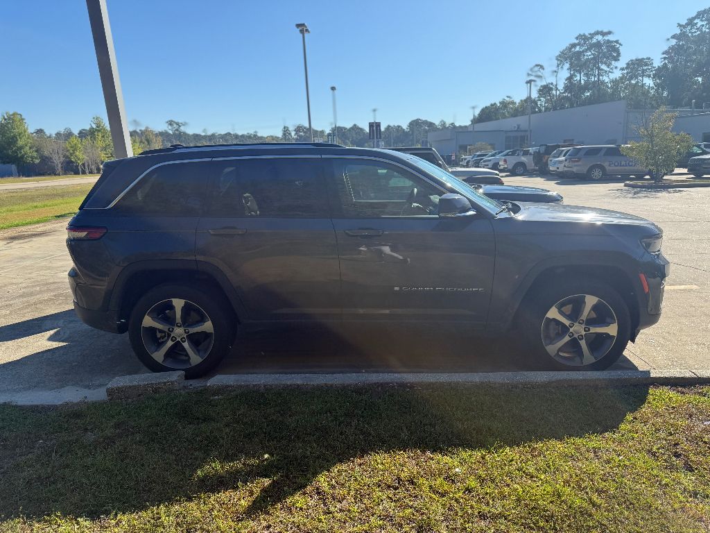 2023 Jeep Cherokee 4xe photo 2