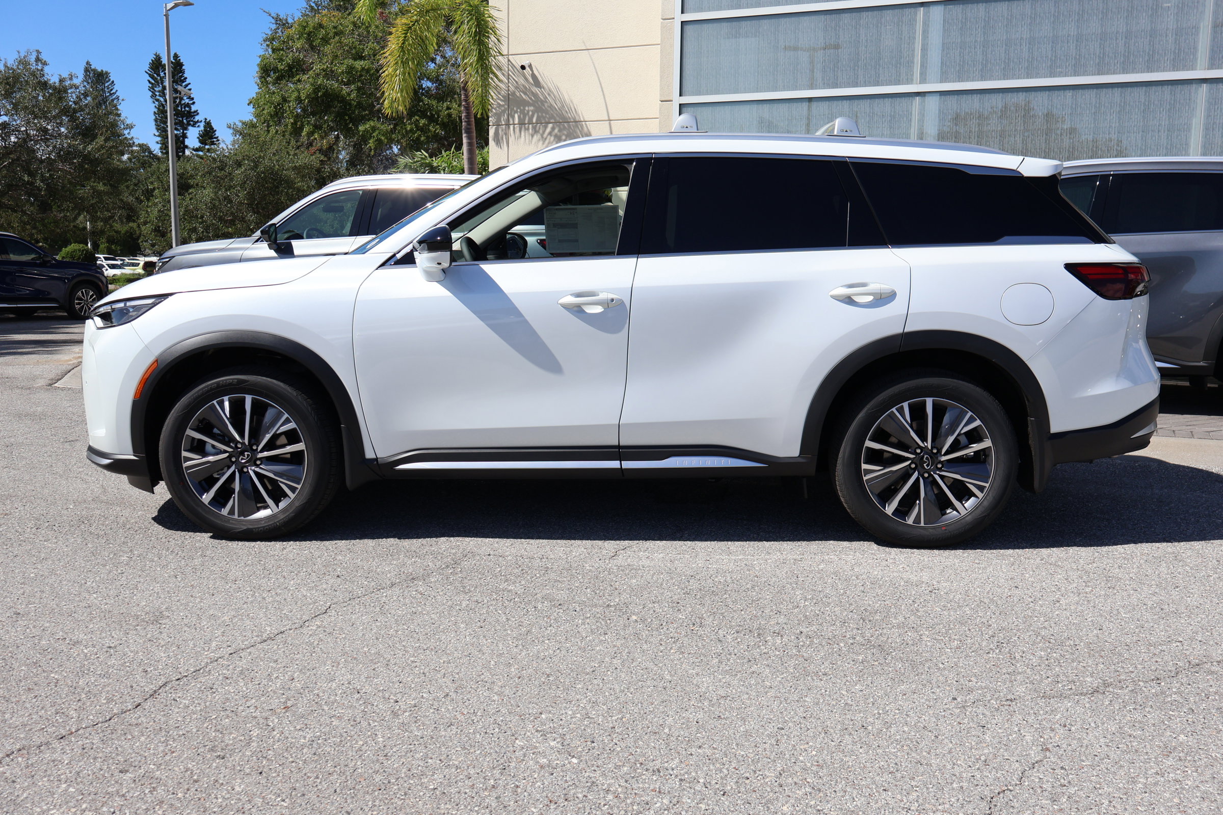 2026 Infiniti QX60 Luxe photo 2