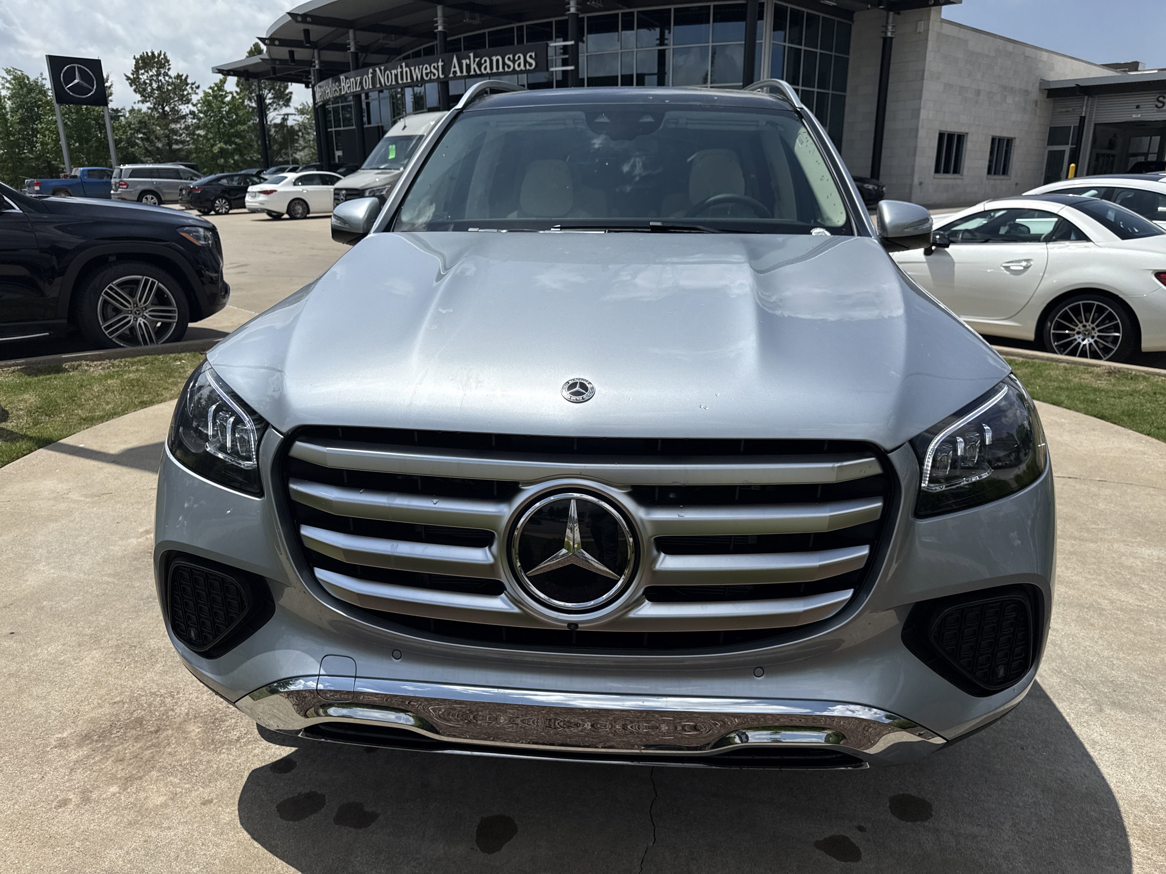 2025 Mercedes Benz GLS 450 4MATIC photo 2