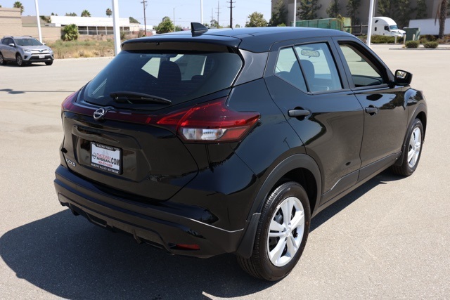 2025 Nissan Kicks Play S photo 3