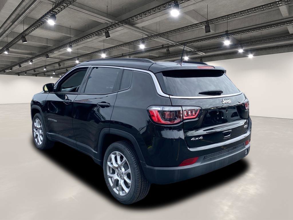 2022 Jeep Compass Latitude Lux photo 2