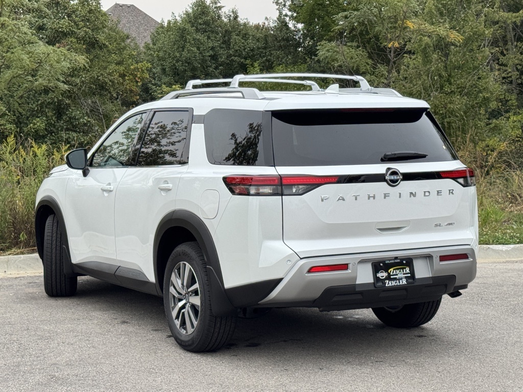 2025 Nissan Pathfinder SL photo 2