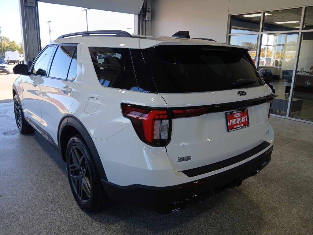 2025 Ford Explorer ST-Line photo 4