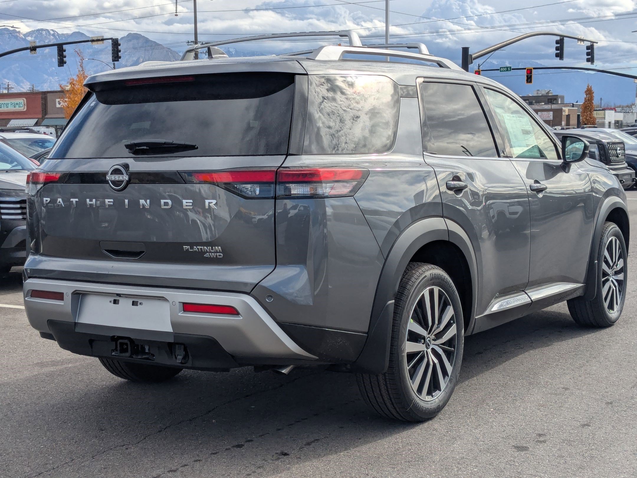 2025 Nissan Pathfinder Platinum photo 2