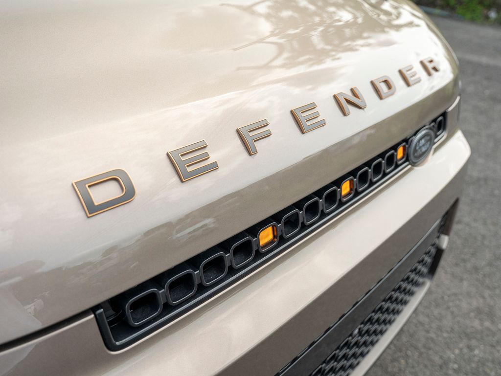 2025 Land Rover Defender 110 V8 photo 16