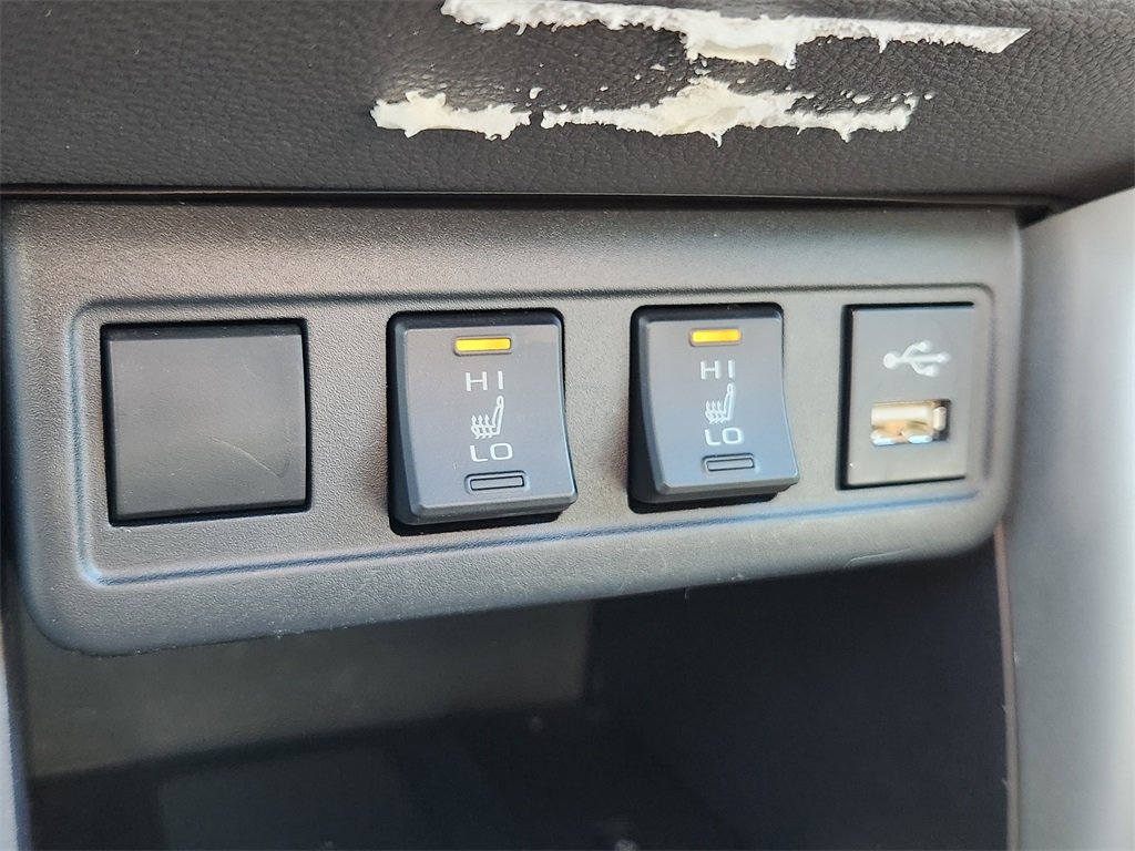2022 Toyota Corolla Cross XLE photo 25