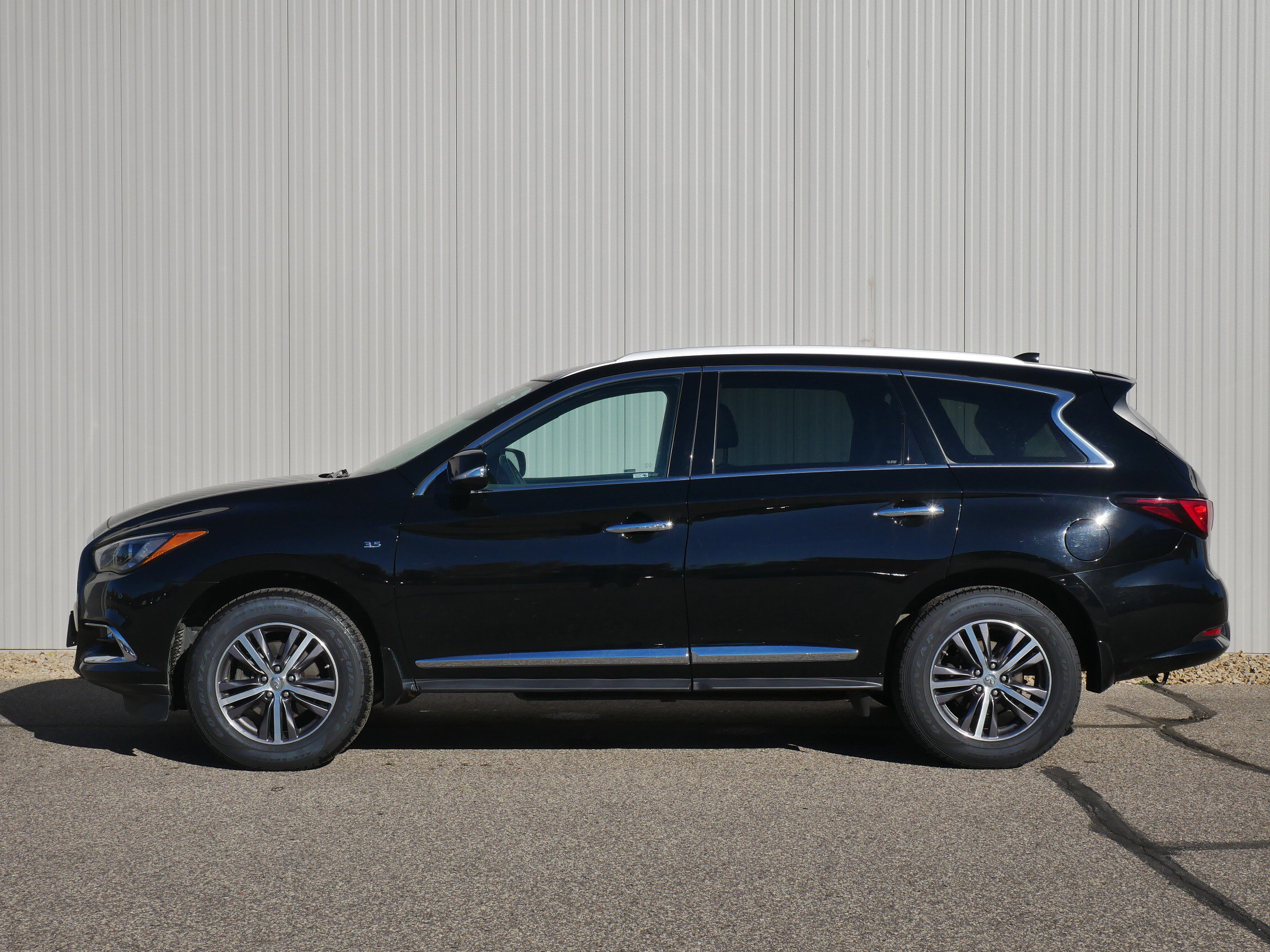 2019 Infiniti QX60 Luxe photo 2