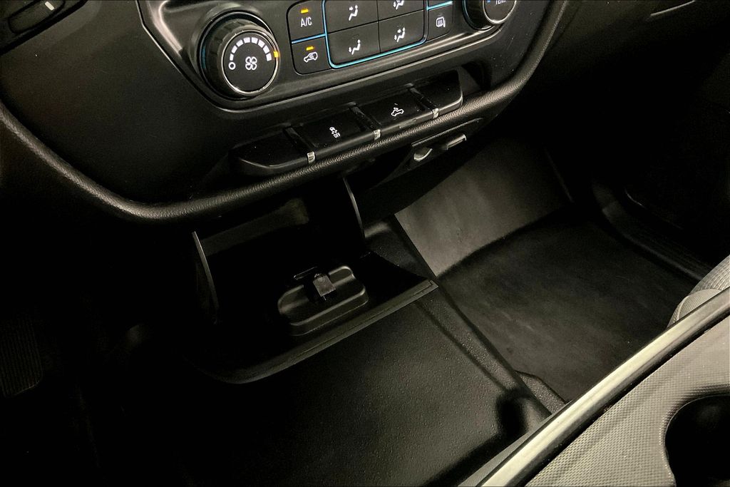 2017 Chevrolet Silverado 1500 Custom photo 32