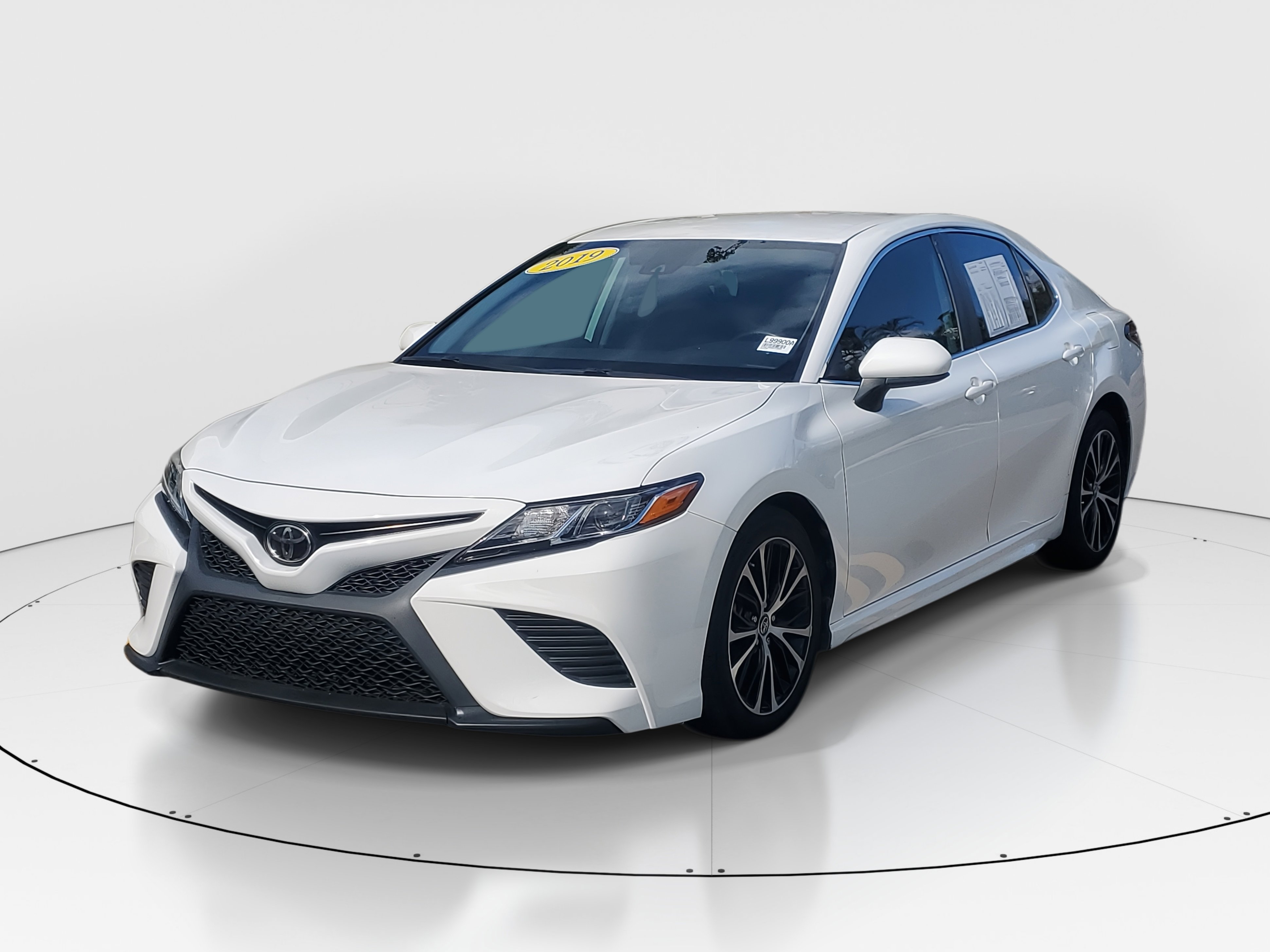 2019 Toyota Camry SE photo 4