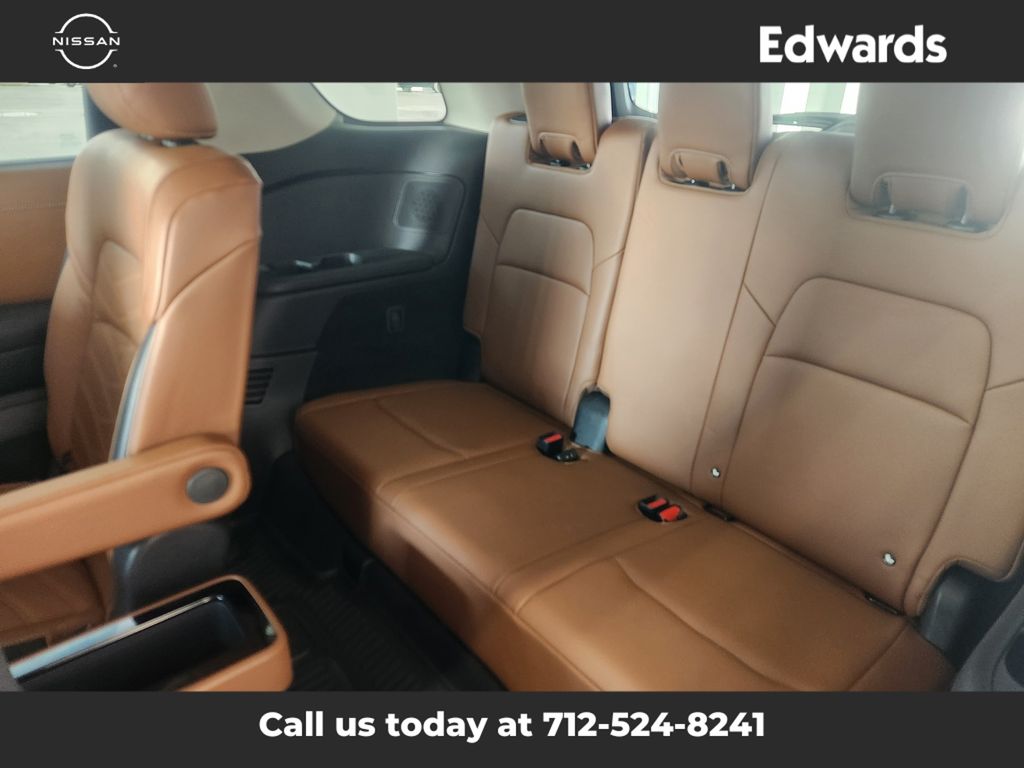 2023 Nissan Pathfinder Platinum photo 11