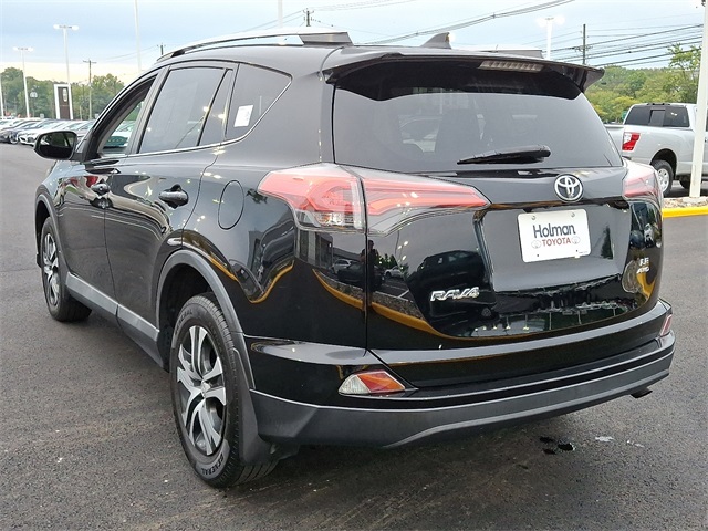 2017 Toyota RAV4 LE photo 5