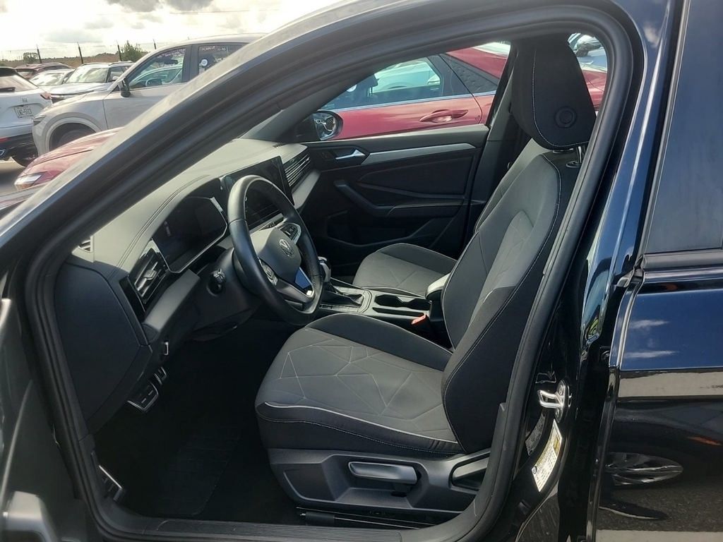 2025 Volkswagen Jetta 1.5T Sport photo 3