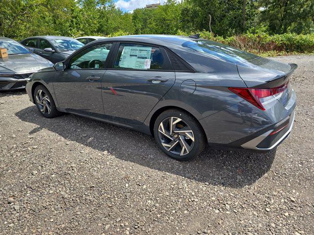 2025 Hyundai Elantra SEL Sport photo 3