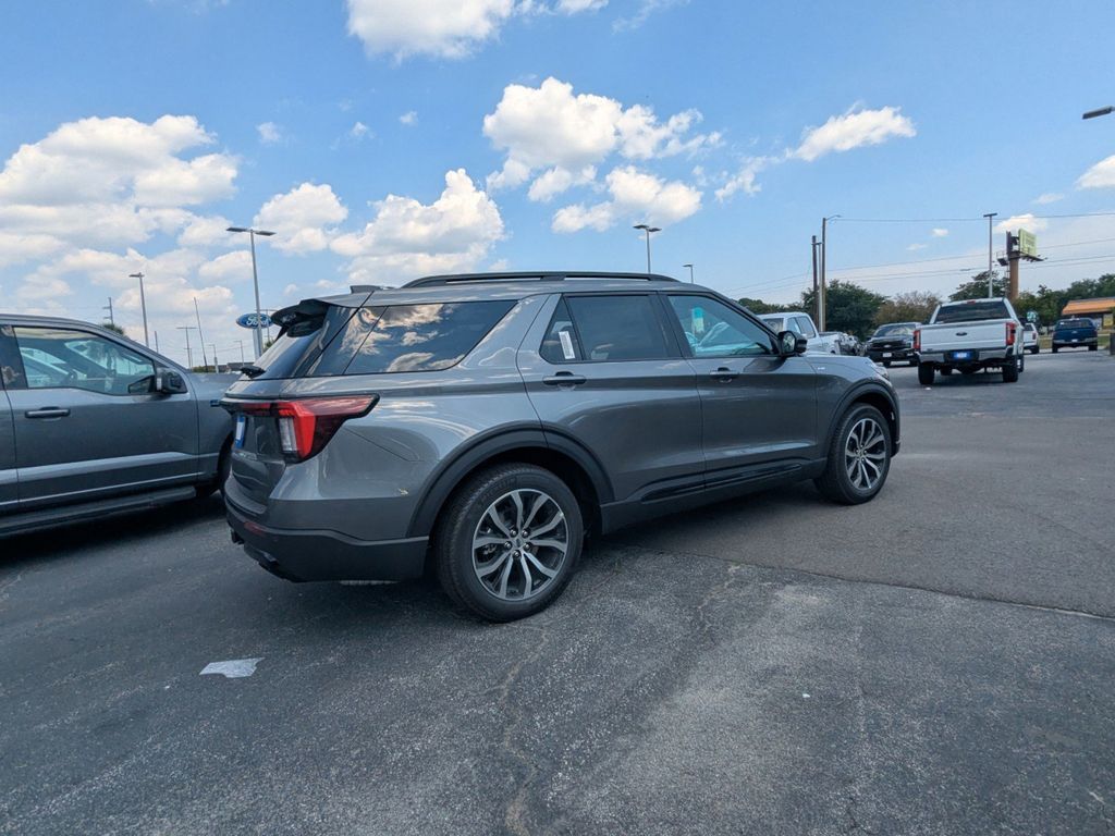 2025 Ford Explorer ST-Line photo 3