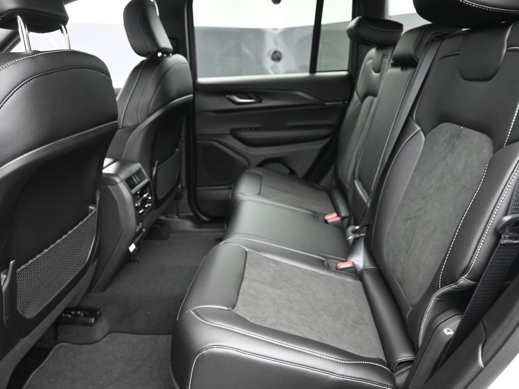 2025 Jeep Grand Cherokee Altitude photo 8