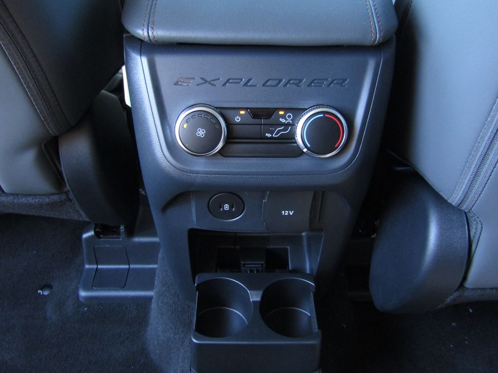 2025 Ford Explorer photo 31