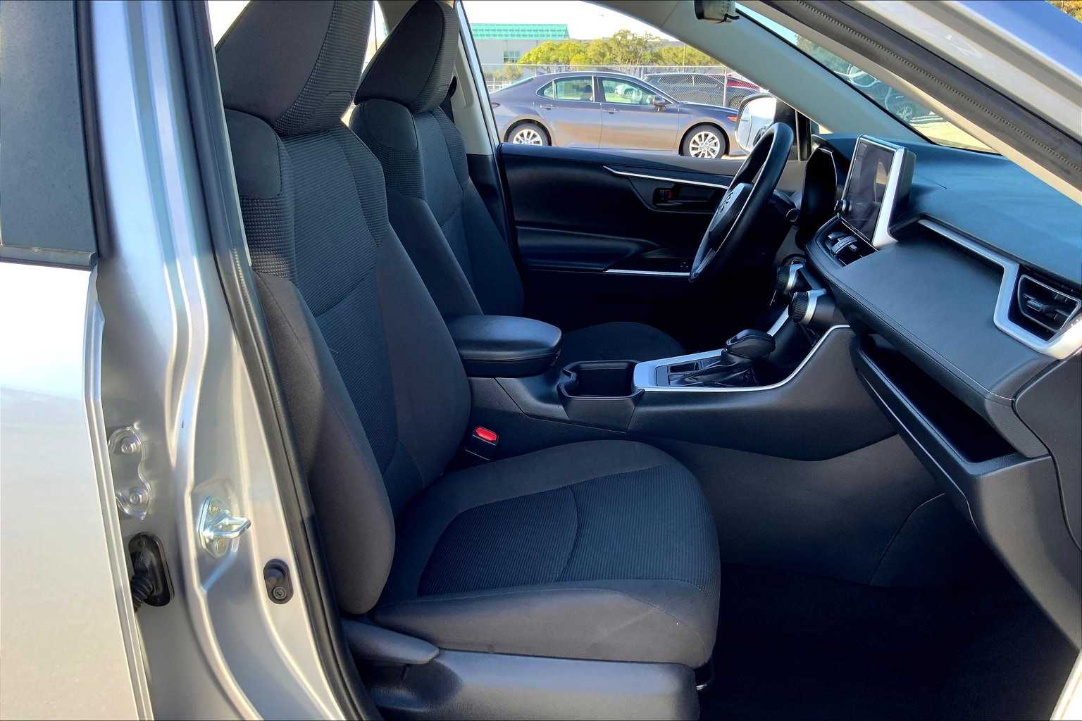 2024 Toyota RAV4 LE photo 6