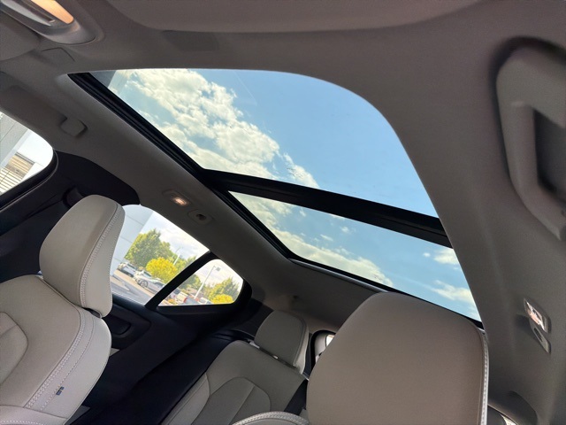 2023 Volvo XC40 Ultimate photo 9