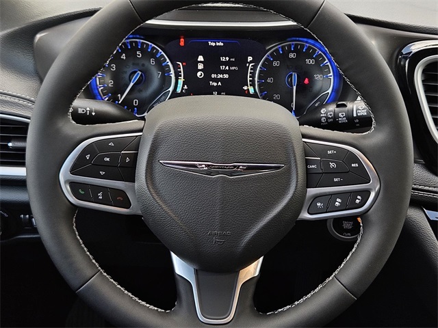 2025 Chrysler Pacifica photo 17
