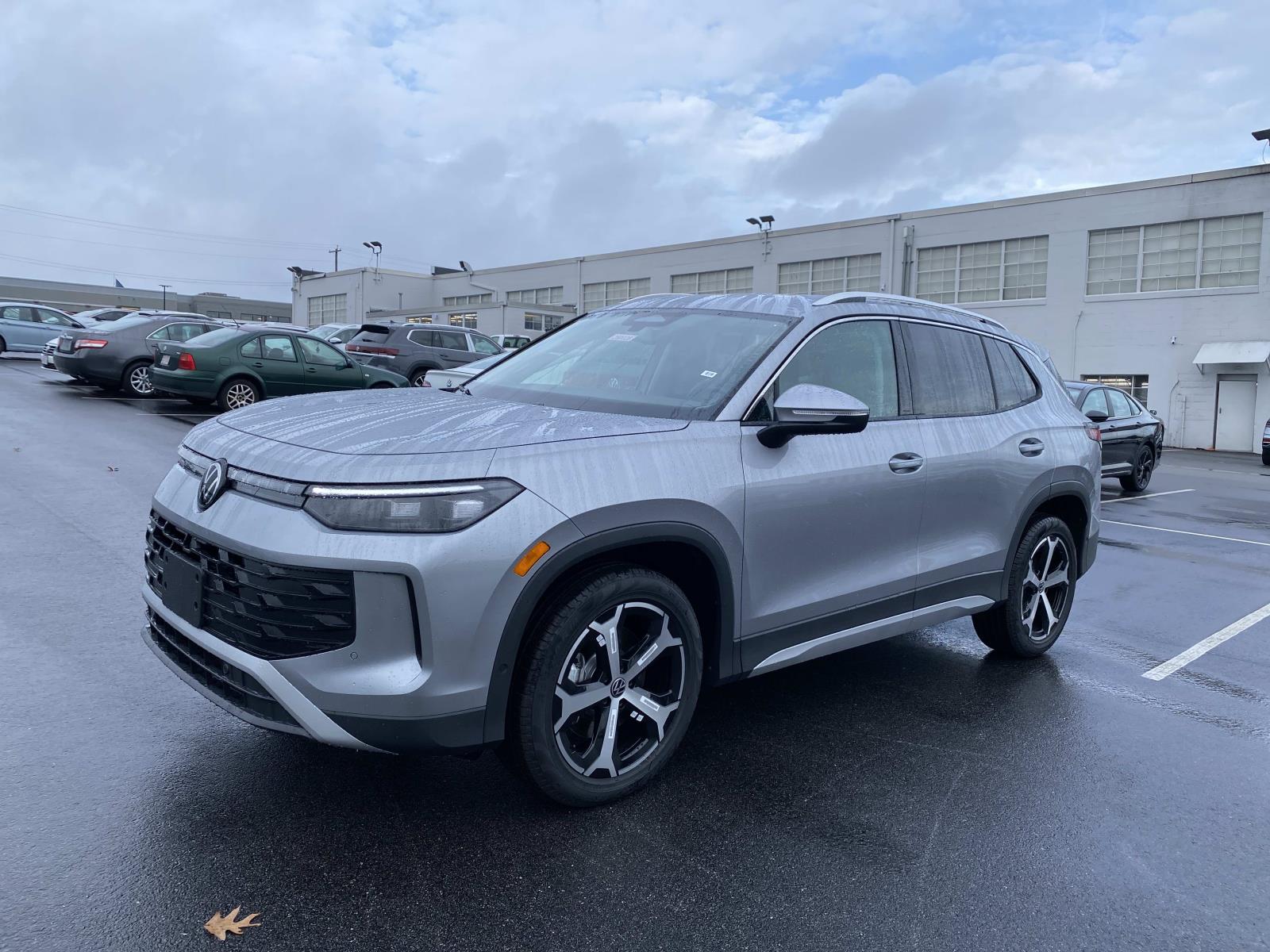 2026 Volkswagen Tiguan SE's photo