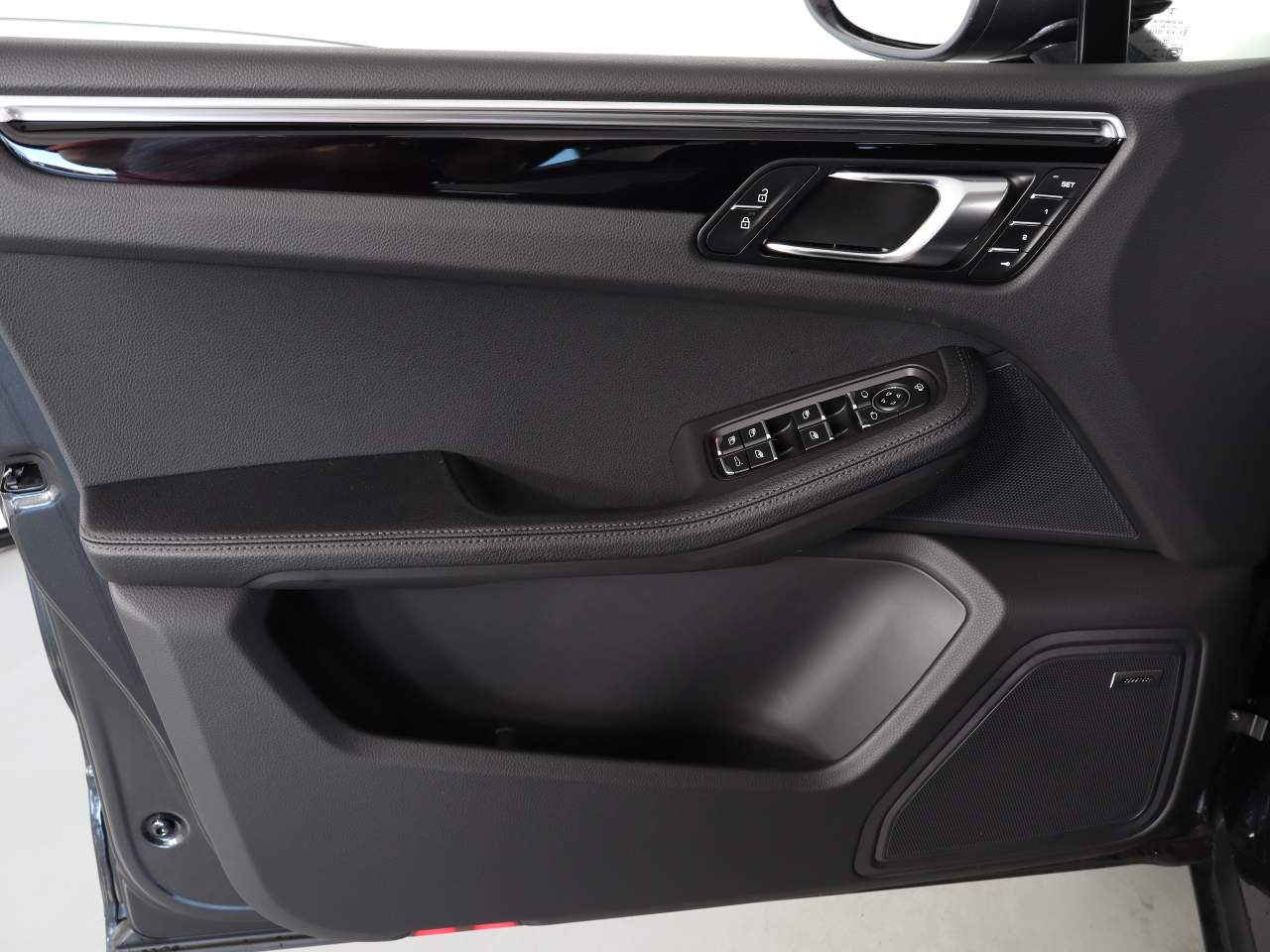 2025 Porsche Macan photo 16