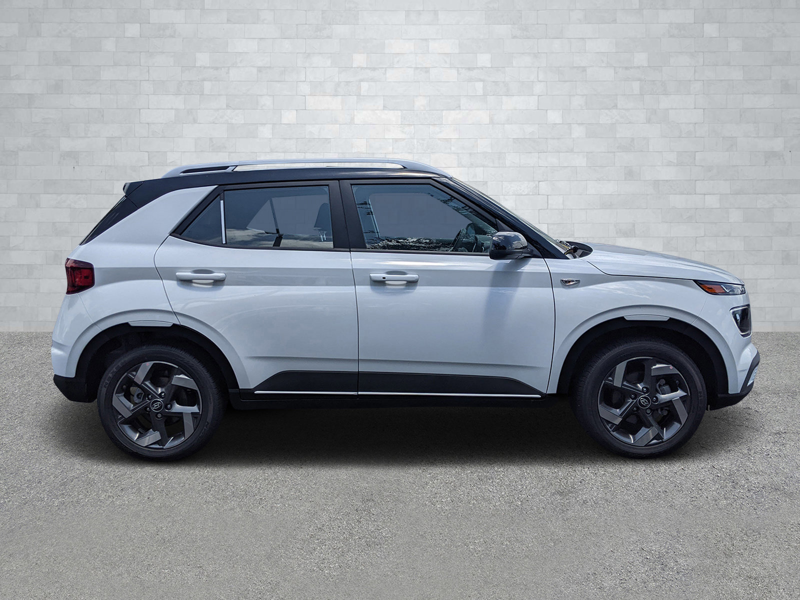 2025 Hyundai Venue SEL Limited photo 3