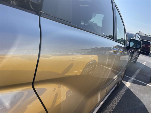 2024 Toyota Sienna XLE photo 3