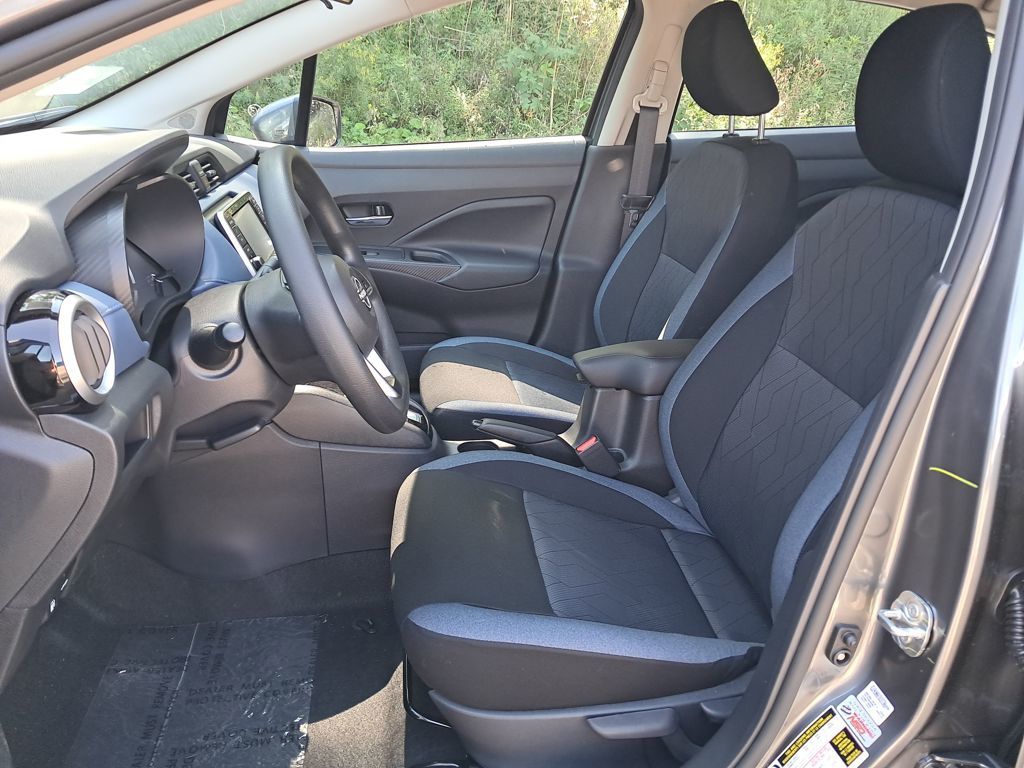 2025 Nissan Versa 1.6 SV photo 9