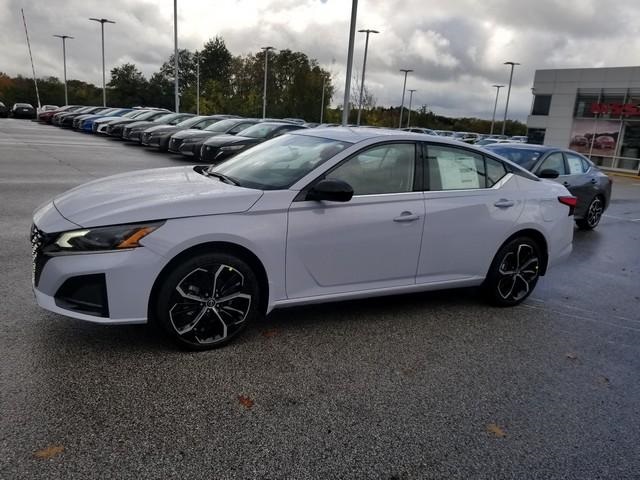 2025 Nissan Altima SR photo 4