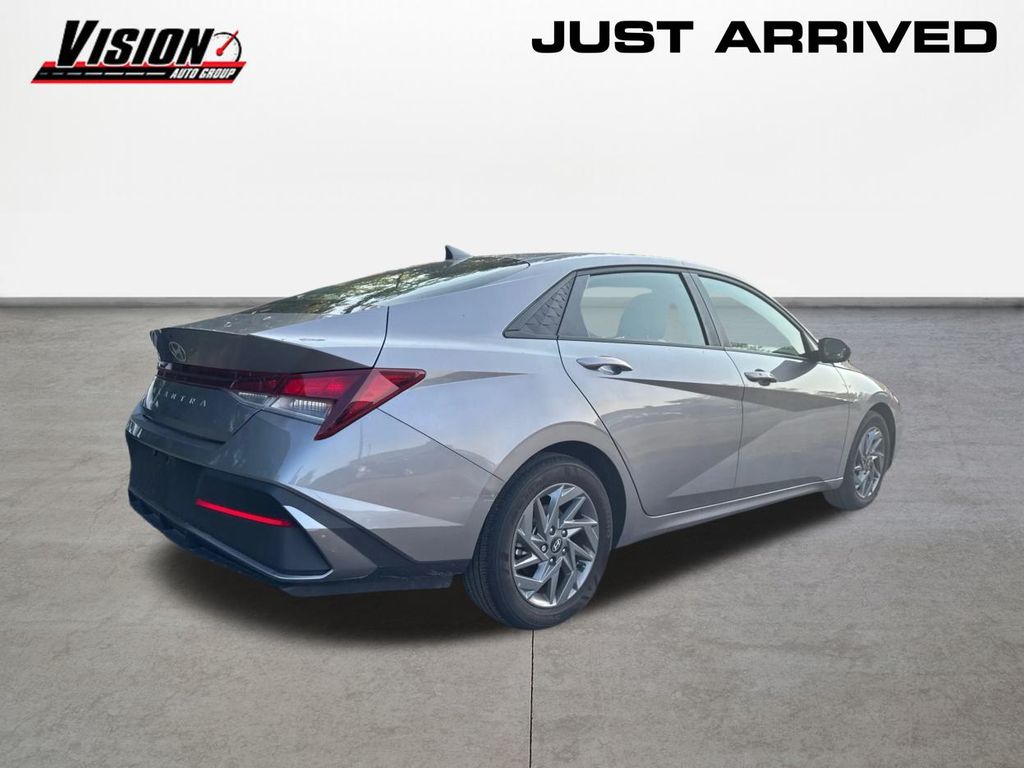 2024 Hyundai Elantra SEL photo 5