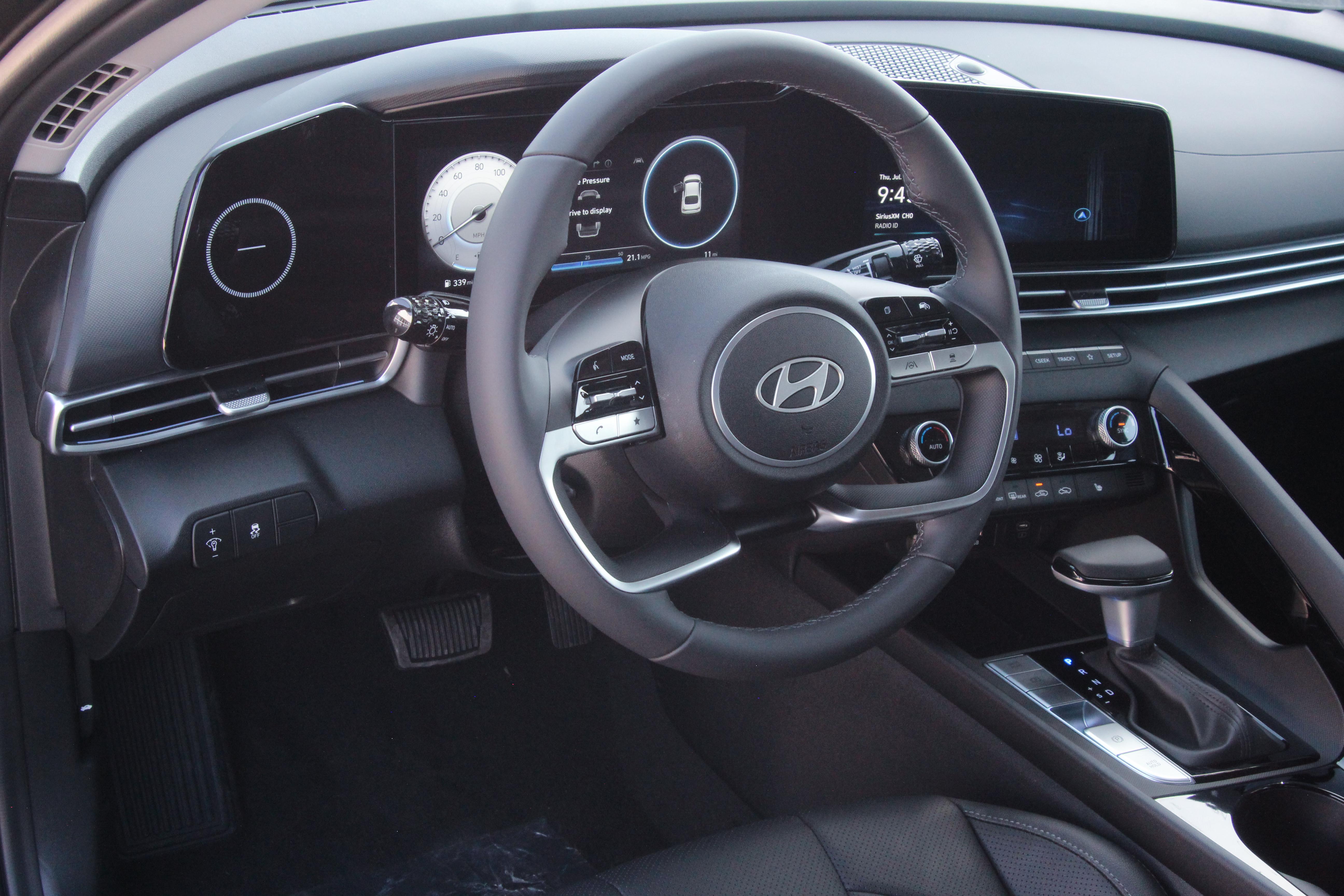 2025 Hyundai Elantra Limited photo 4