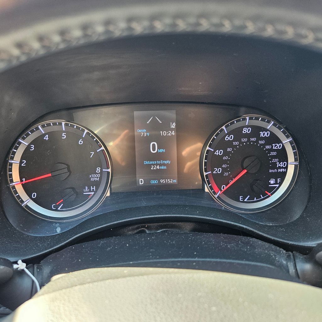 2020 Toyota Highlander LE photo 8