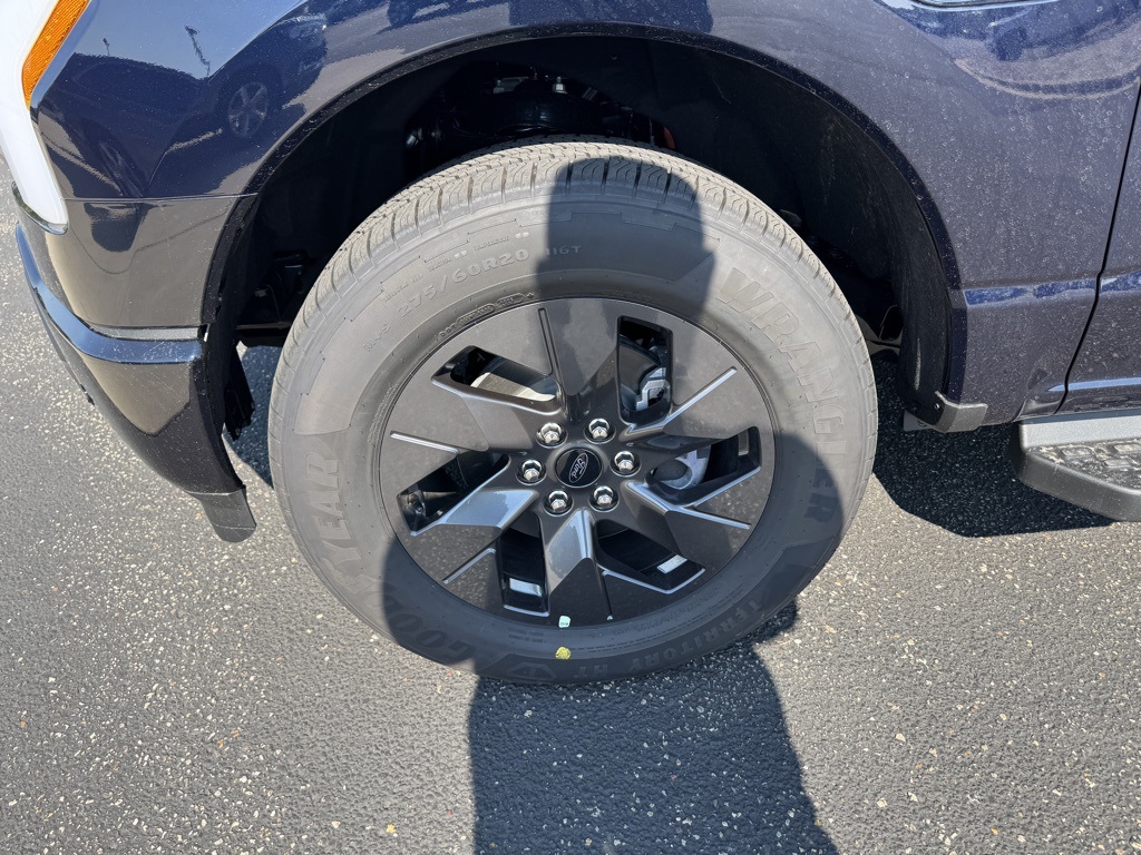 2025 Ford F-150 Lightning Lariat photo 9
