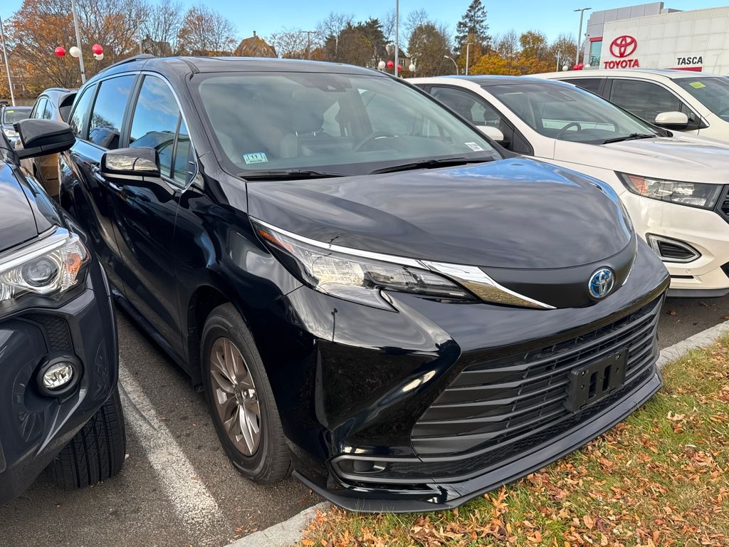 2025 Toyota Sienna LE's photo