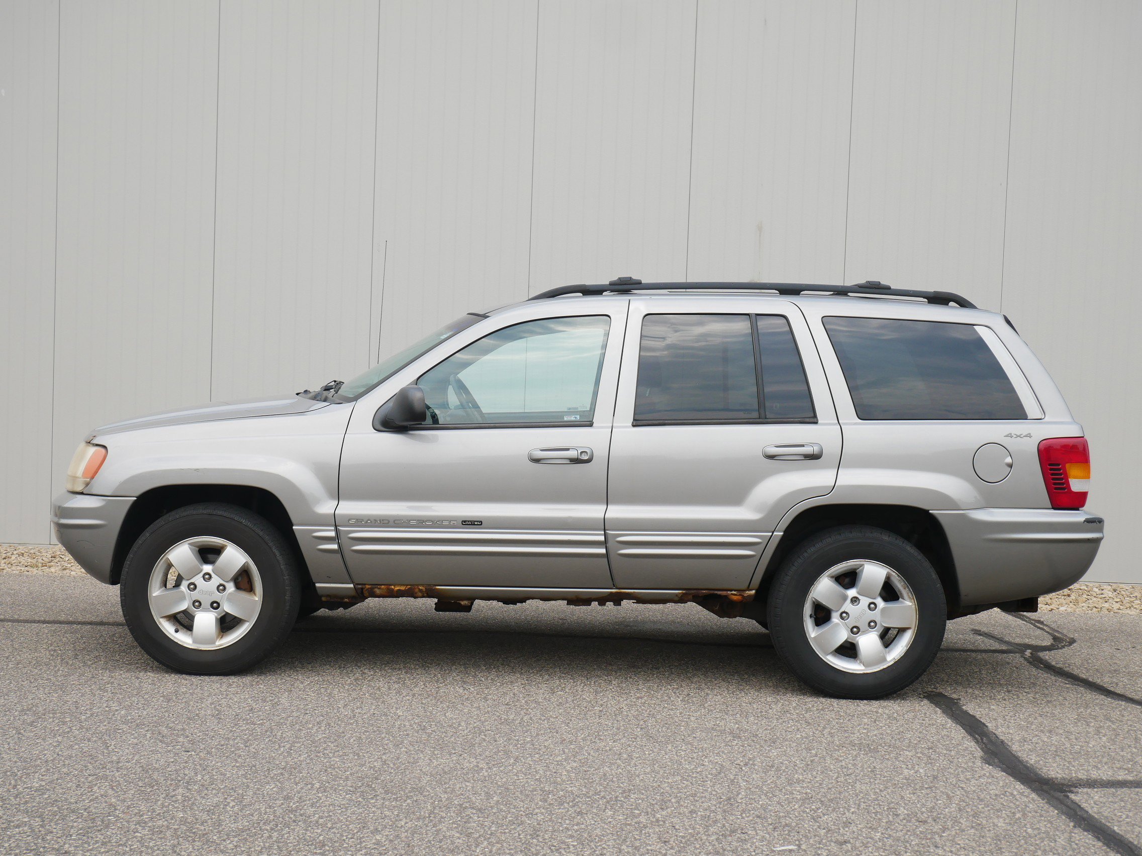 Used 2001 Jeep Grand Cherokee LIMITED with VIN 1J4GW58N71C605539 for sale in Hastings, Minnesota