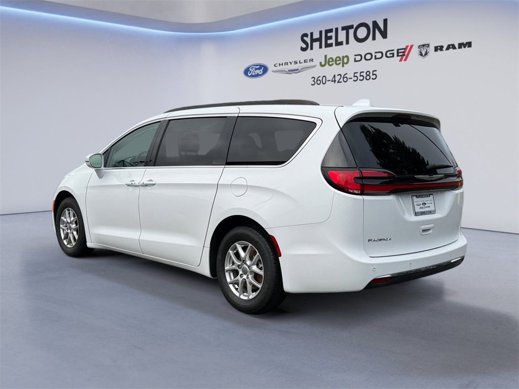 2022 Chrysler Pacifica Touring L photo 2