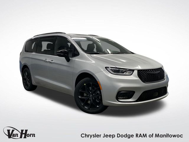 2026 Chrysler Pacifica Limited's photo
