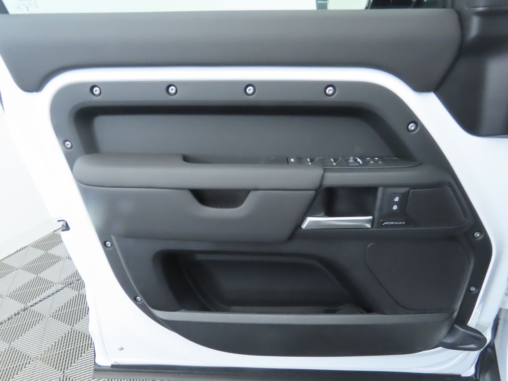 2025 Land Rover Defender 110 S photo 20
