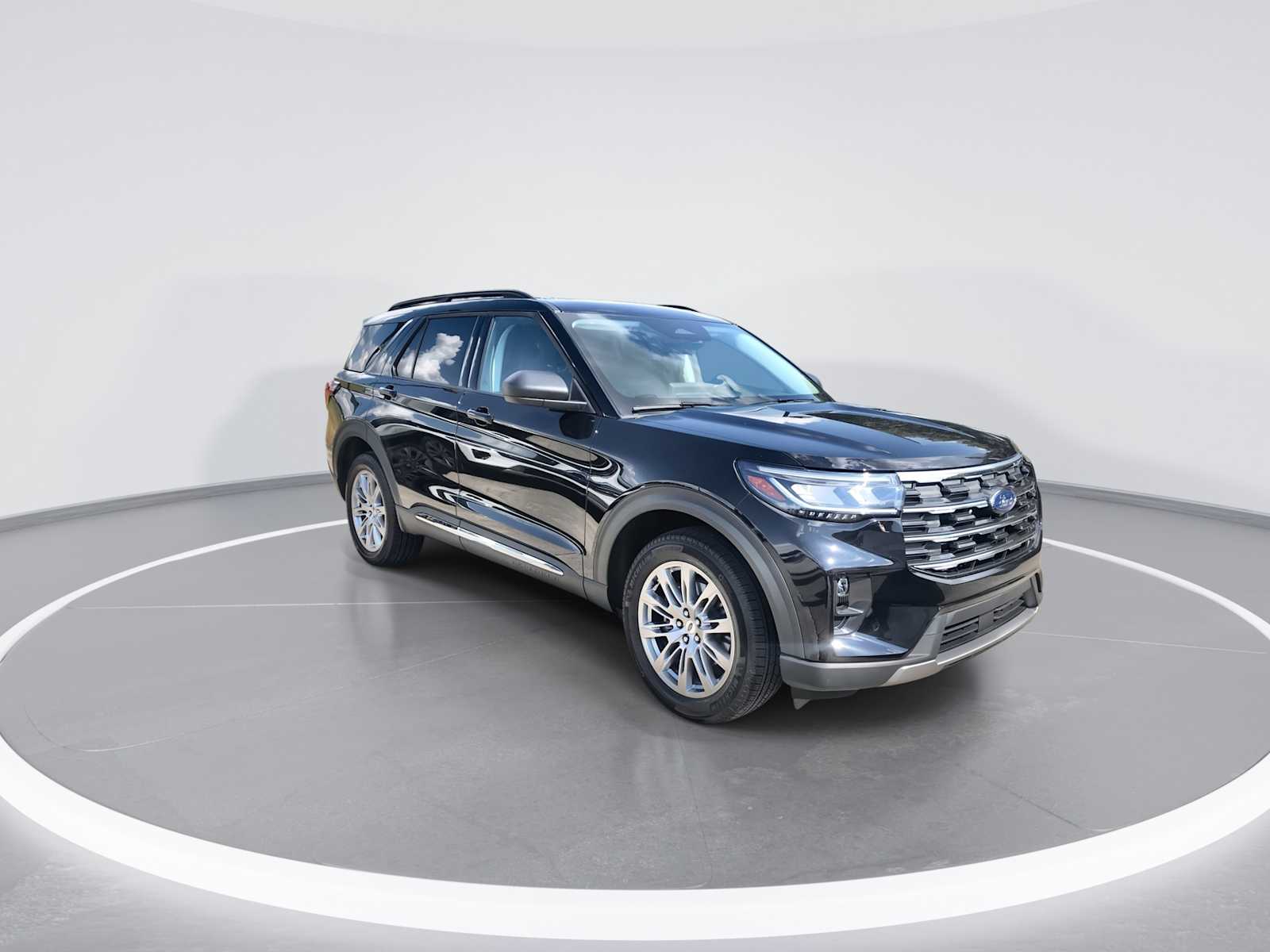 2025 Ford Explorer photo 2