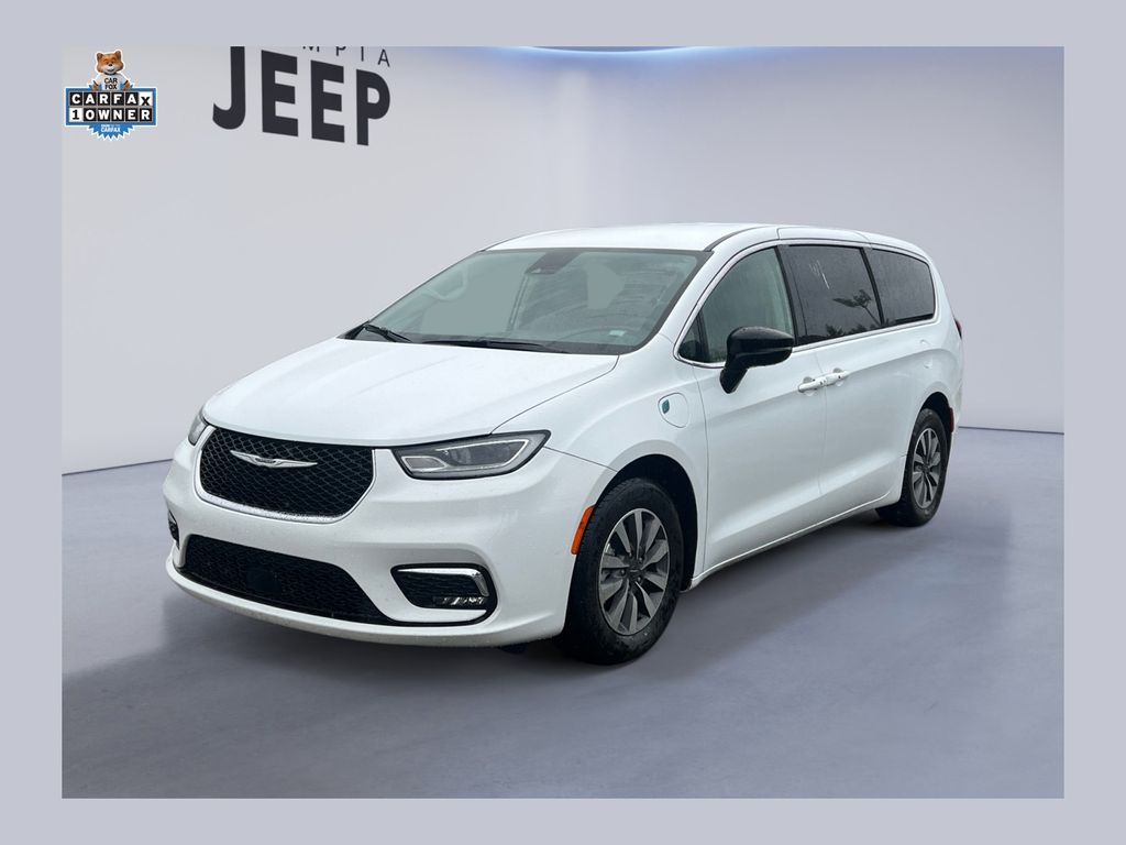 2024 Chrysler Pacifica PHEV Select's photo