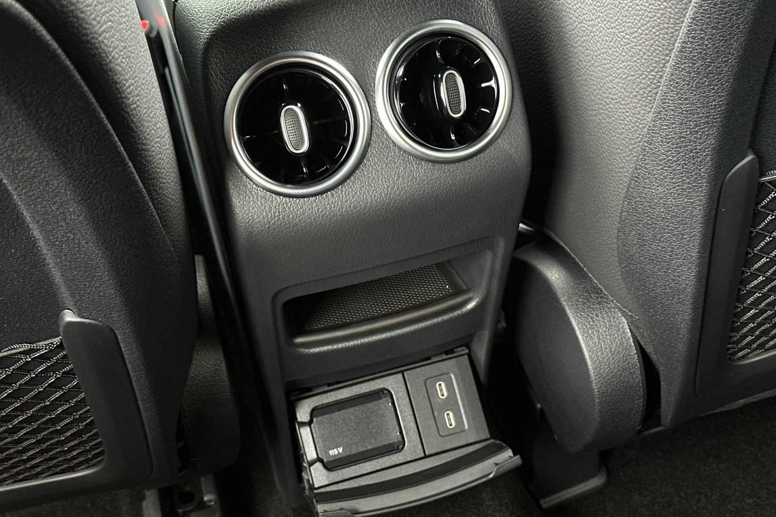 2025 Mercedes Benz GLB 250 photo 19