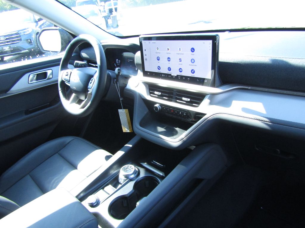 2025 Ford Explorer photo 9