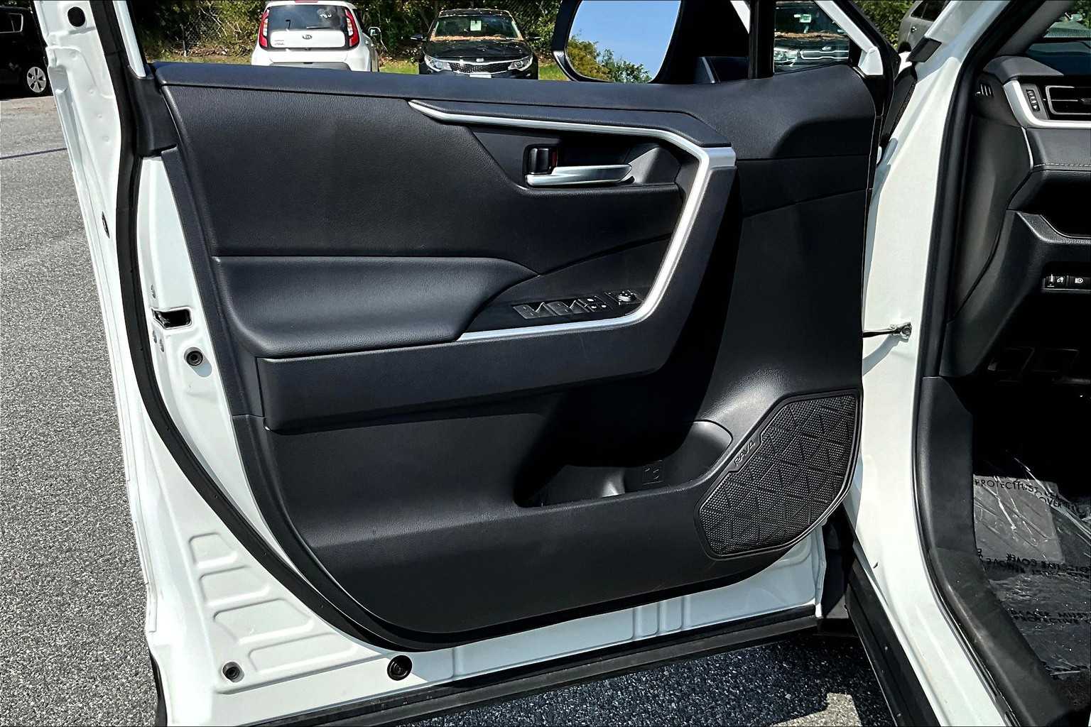 2025 Toyota RAV4 XLE photo 20