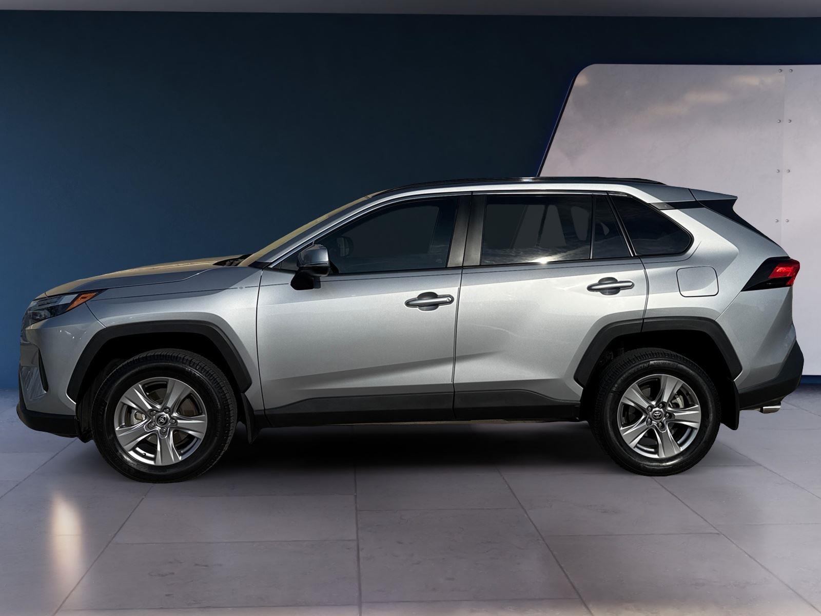 2022 Toyota RAV4 XLE photo 2