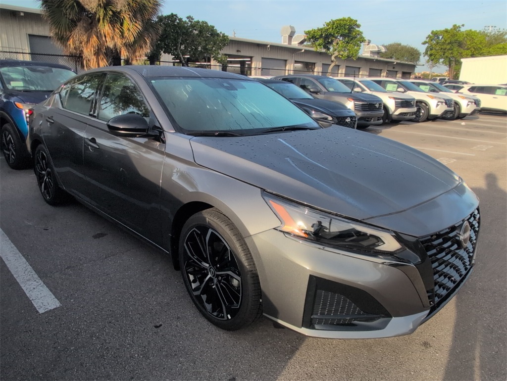 2025 Nissan Altima SR photo 2