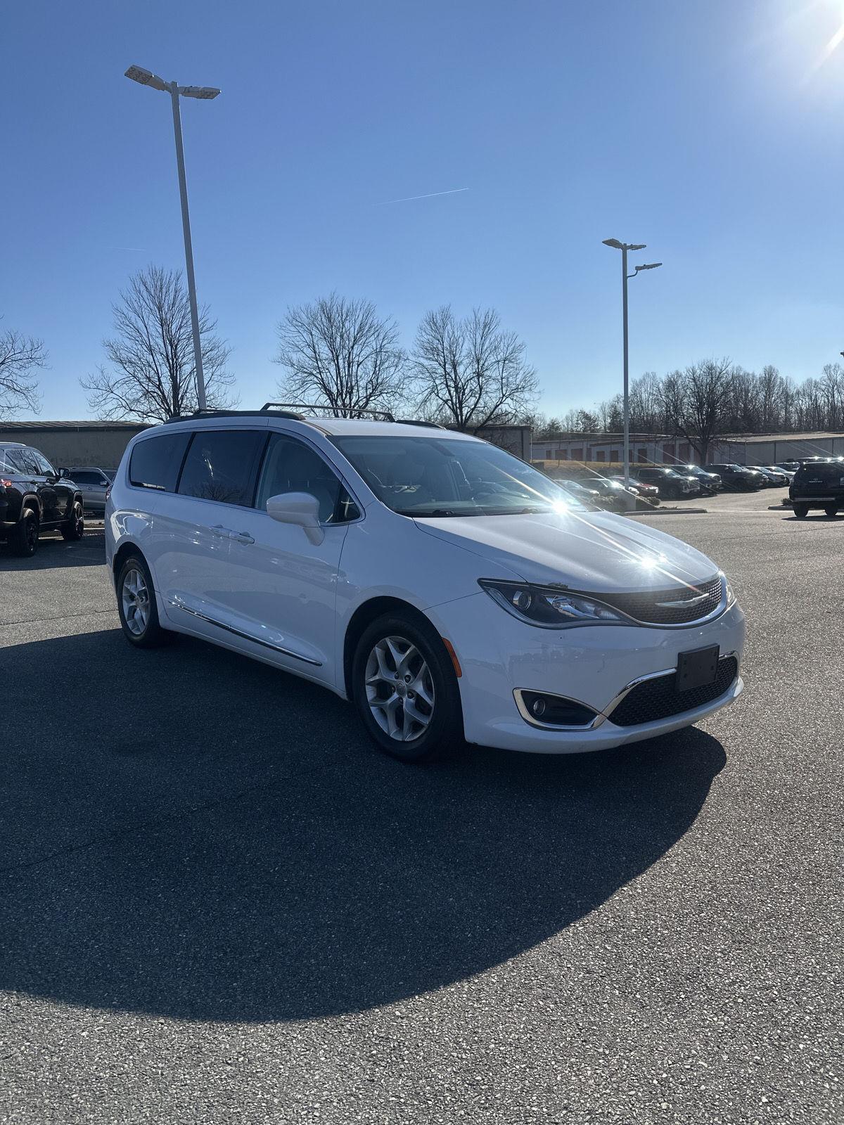 2017 Chrysler Pacifica Touring-L's photo