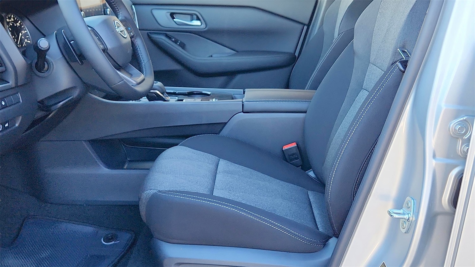 2025 Nissan Rogue SV photo 8