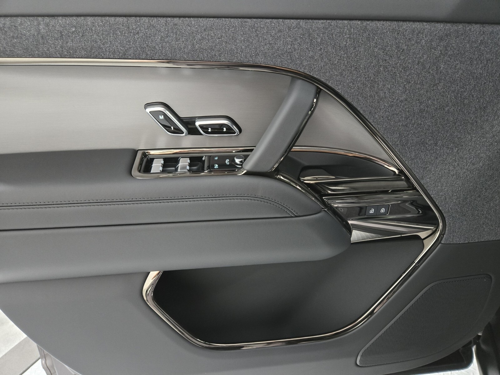 2025 Land Rover Range Rover Sport SE photo 18